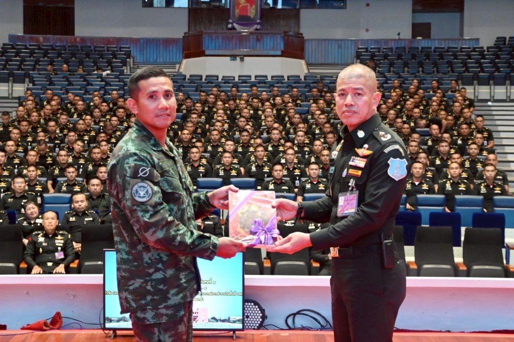 พันโท วรวิทย์  ทรัพย์เจริญ รองเสนาธิการกรมรบพิเศษที่ 3 กองพลรบพิเศษที่ 1 บรรยายพิเศษในหัวข้อ ” Direct Action ในยุทธการภูมะเขือและยุทธการช่องอานม้า และประสบการณ์การทำงานในพื้นที่จังหวัดชายแดนภาคใต้” ให้แก่นักเรียนนายร้อย ชั้นปีที่ 1 – 5