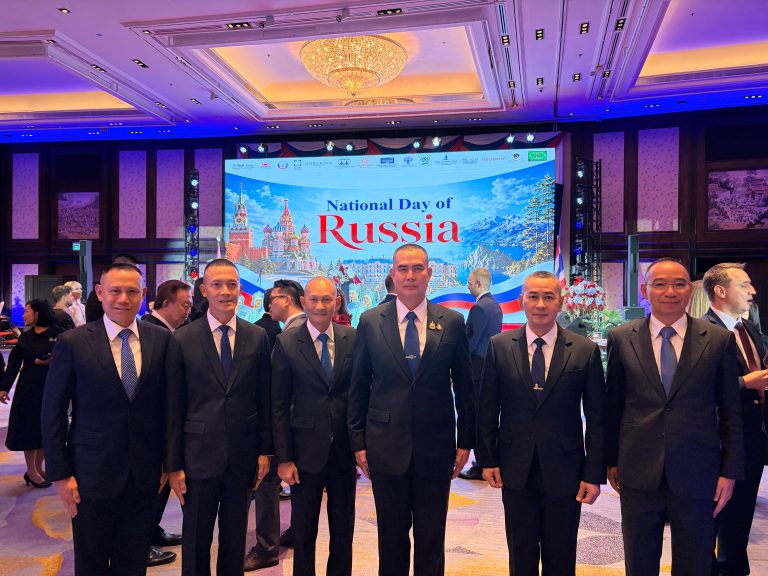 พลโท อาจิณ ปัทมจิตร ผู้บัญชาการโรงเรียนนายร้อยพระจุลจอมเกล้า และผู้ติดตามได้เดินทางเข้าร่วมงานเลี้ยงรับรองเนื่องในโอกาสวันชาติของสหพันธรัฐรัสเซีย ณ โรงแรมแชงกรี-ลา กรุงเทพมหานคร