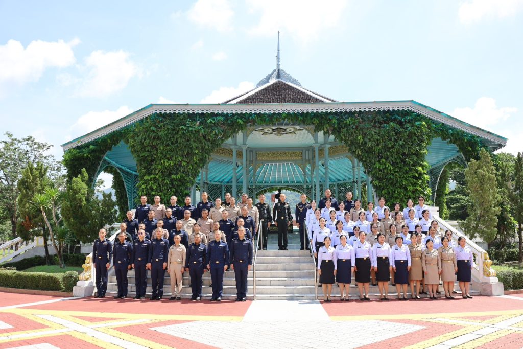พลตรี ปรีชา สุขสมบูรณ์ธนา ผู้อำนวยการสำนักงานนโยบายและแผนการกำลังพล กรมเสมียนตรา นำคณะนักเรียนนายทหารหลักสูตรข้าราชการบรรจุใหม่ชั้นสัญญาบัตรของสำนักงานปลัดกระทรวงกลาโหม รุ่นที่ ๑๓ ประจำปีงบประมาณ พ.ศ. ๒๕๖๙ เดินทางเข้ารายงานตัว