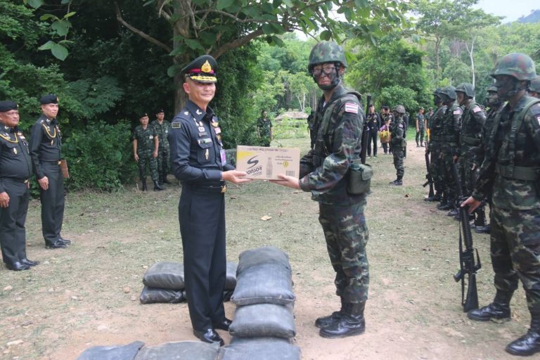 พลโท อาจิณ ปัทมจิตร ผู้บัญชาการโรงเรียนนายร้อยพระจุลจอมเกล้า ตรวจเยี่ยมการฝึกวิชาทหารของนักเรียนแพทย์ทหาร และนักศึกษาวิทยาลัยแพทย์ศาสตร์พระมงกุฎเกล้า ชั้นปีที่ ๒