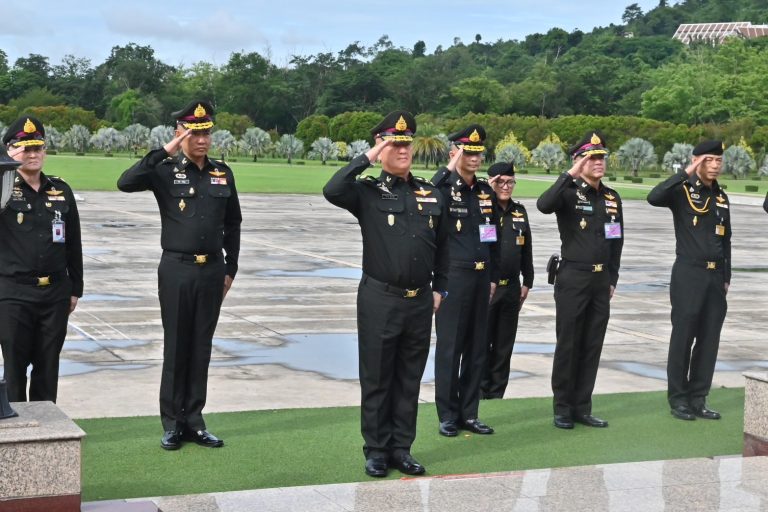 พลโท อาจิณ ปัทมจิตร ผู้บัญชาการโรงเรียนนายร้อยพระจุลจอมเกล้า และคณะผู้บังคับบัญชา ให้การต้อนรับ พลเอก สิริภพ ศุภวานิช จเร กองอำนวยการรักษาความมั่นคงภายในราชอาณาจักร ในโอกาสเดินทางมาเปิดหลักสูตรการเสริมสร้างผู้บริหารหน่วยงานด้านความมั่นคงภายใน (สบม.)