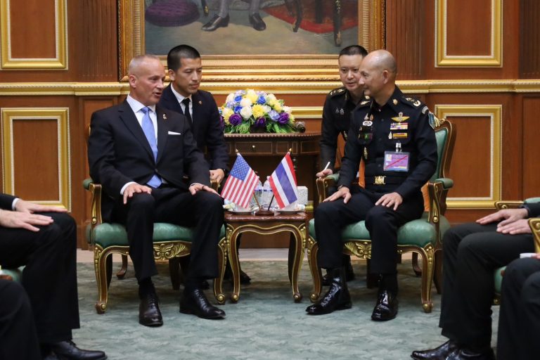 พลโท David Furness ผู้บัญชาการวิทยาลัยการทหารเวอร์จิเนีย Virginia Military Institute เข้าเยี่ยมคำนับ พลโท อาจิณ  ปัทมจิตร ผู้บัญชาการโรงเรียนนายร้อยพระจุลจอมเกล้า เพื่อกระชับความสัมพันธ์และส่งเสริมความร่วมมือด้านการศึกษา