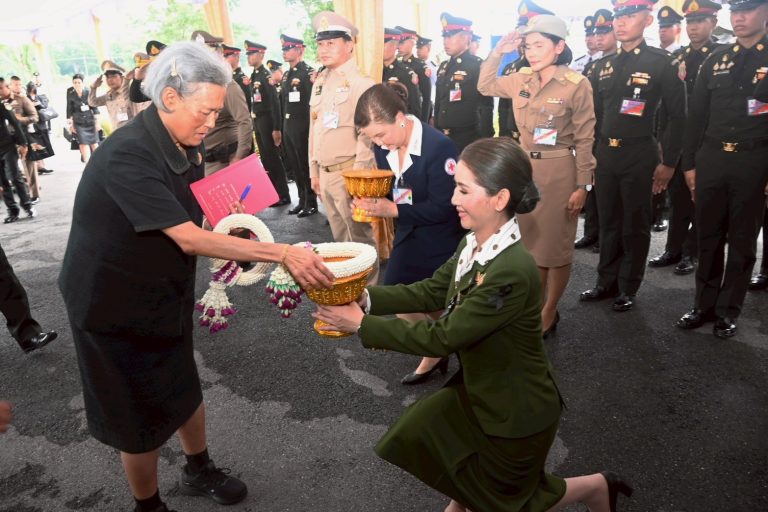 พลเอกหญิง สมเด็จพระกนิษฐาธิราชเจ้า กรมสมเด็จพระเทพรัตนราชสุดาฯ สยามบรมราชกุมารี เสด็จพระราชดำเนินทรงปลูกข้าว ณ แปลงสาธิตการเกษตร โรงเรียนนายร้อยพระจุลจอมเกล้า