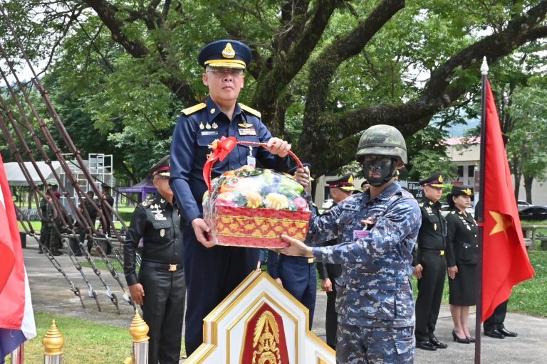 พลอากาศเอก สุชาติ  เทพรักษ์ รองปลัดกระทรวงกลาโหม ได้กรุณามาตรวจเยี่ยมการฝึก หลักสูตรการฝึกอบรมข้าราชการบรรจุใหม่ชั้นสัญญาบัตรของ สำนักปลัดกระทรวงกลาโหม รุ่นที่ ๑๓