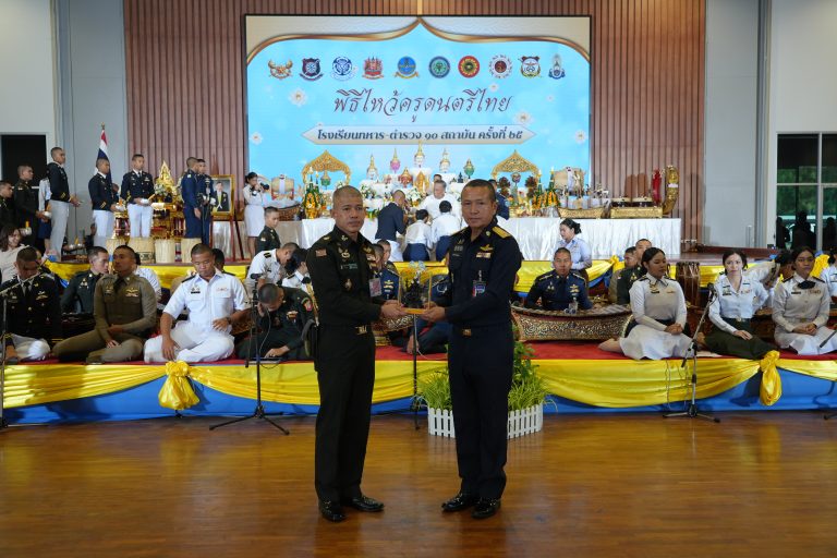 พลตรี ศรัณย์ รอดบุญธรรม รองผู้บัญชาการโรงเรียนนายร้อยพระจุลจอมเกล้า เข้าร่วมพิธีไหว้ครูดนตรีไทย โรงเรียนทหาร-ตำรวจ ๑๐ สถาบัน ครั้งที่ ๒๕