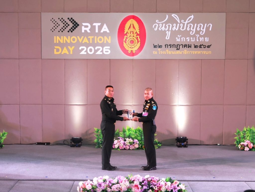 พลตรี ศรัณย์ รอดบุญธรรม รองผู้บัญชาการโรงเรียนนายร้อยพระจุลจอมเกล้า เข้ารับโล่รางวัลจาก พลเอก ศานติ ศกุนตนาค ประธานคณะที่ปรึกษากองทัพบก ในงาน “วันภูมิปัญญานักรบไทย ประจำปี 2569”