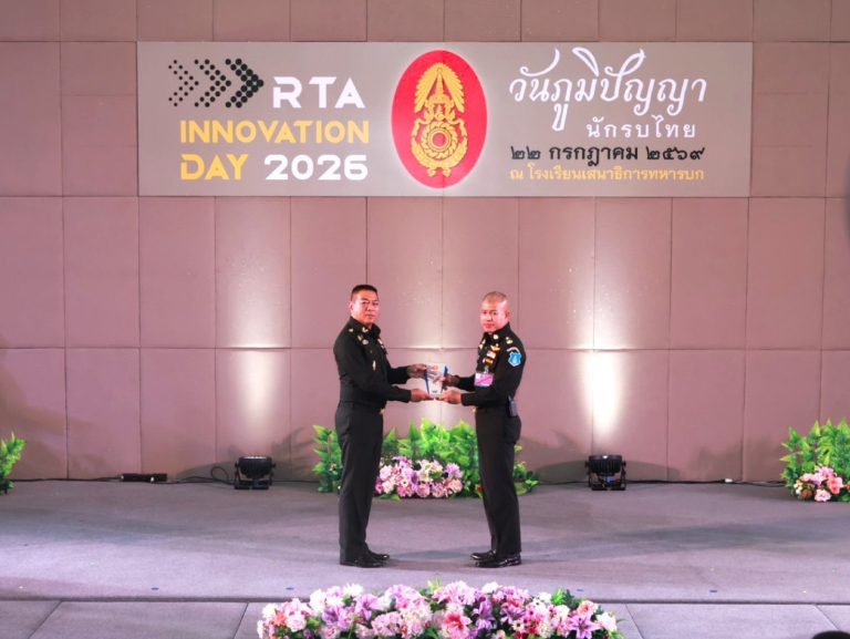 พลตรี ศรัณย์ รอดบุญธรรม รองผู้บัญชาการโรงเรียนนายร้อยพระจุลจอมเกล้า เข้ารับโล่รางวัลจาก พลเอก ศานติ ศกุนตนาค ประธานคณะที่ปรึกษากองทัพบก ในงาน “วันภูมิปัญญานักรบไทย ประจำปี 2569”