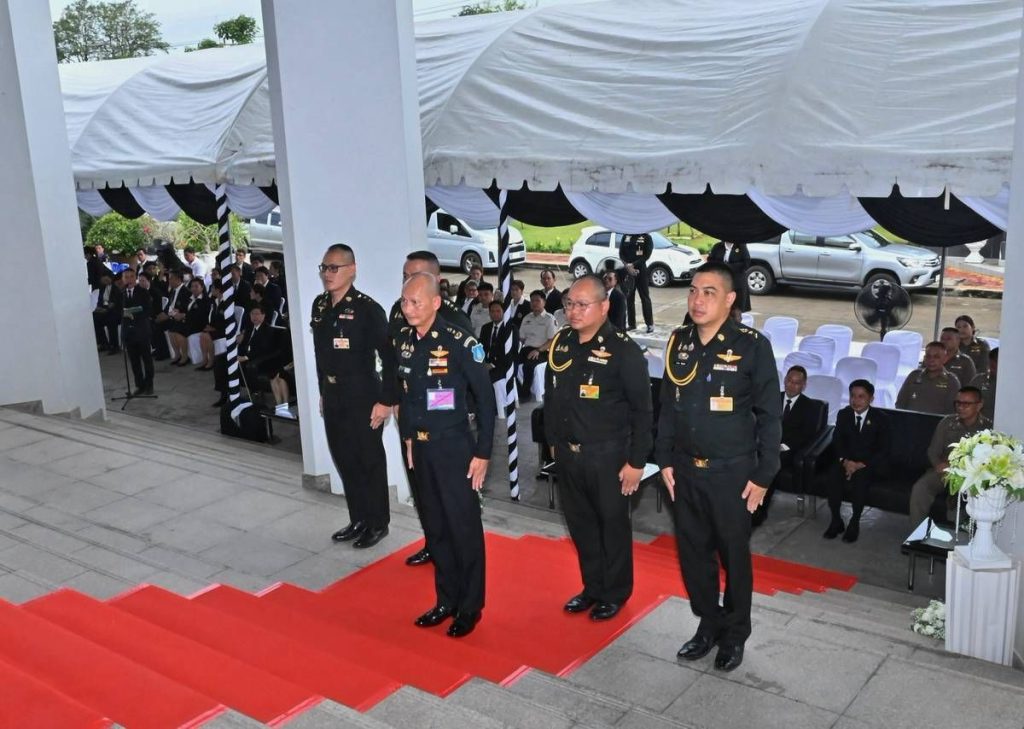 พลโท อาจิณ  ปัทมจิตร ผู้บัญชาการโรงเรียนนายร้อยพระจุลจอมเกล้า ร่วมพิธีวางพวงมาลาถวายสักการะเบื้องหน้าพระอนุสาวรีย์พระเจ้าบรมวงศ์เธอ พระองค์เจ้ารพีพัฒนศักดิ์ กรมหลวงราชบุรีดิเรกฤทธิ์ พระบิดาแห่งกฎหมายไทย