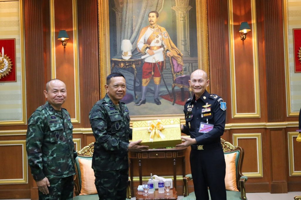 พลโท เสกสรรค์  เสืออิ่ม  เจ้ากรมการสรรพกำลังกลาโหม ได้กรุณามาตรวจเยี่ยมการฝึกอบรมวิชาทหารเพื่อแต่งตั้งยศให้กับกำลังพลสำรองของ สป. รุ่นที่ ๑