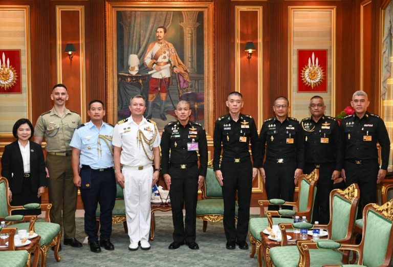 พลตรี ศรัณย์ รอดบุญธรรม รองผู้บัญชาการโรงเรียนนายร้อยพระจุลจอมเกล้า เป็นผู้แทนให้การต้อนรับคณะผู้ช่วยทูตทหารออสเตรเลีย ณ ห้องรับรองรัตนโกสินทร์ กองบัญชาการโรงเรียนนายร้อยพระจุลจอมเกล้า