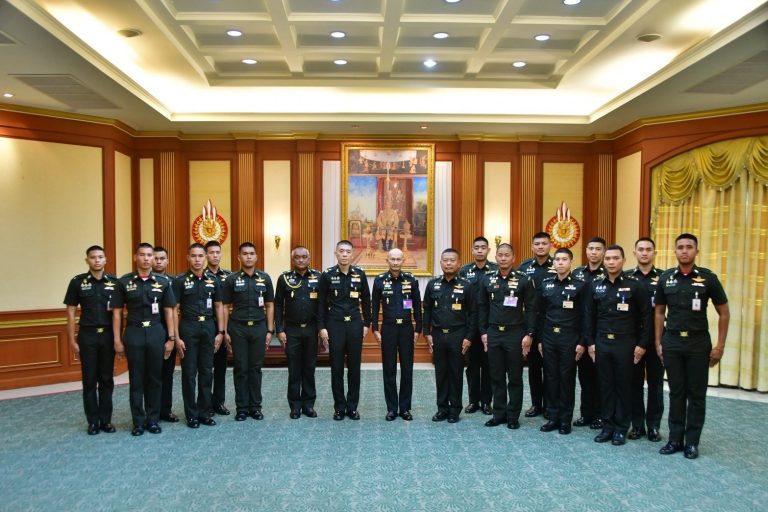 คณะข้าราชการ และนักเรียนนายร้อย ชั้นปีที่ 4  เข้ารับฟังโอวาทจากผู้บัญชาการโรงเรียนนายร้อยพระจุลจอมเกล้า ก่อนเดินทางไปเข้าร่วมการแข่งขัน อากาศยานไร้คนขับระดับนานาชาติ