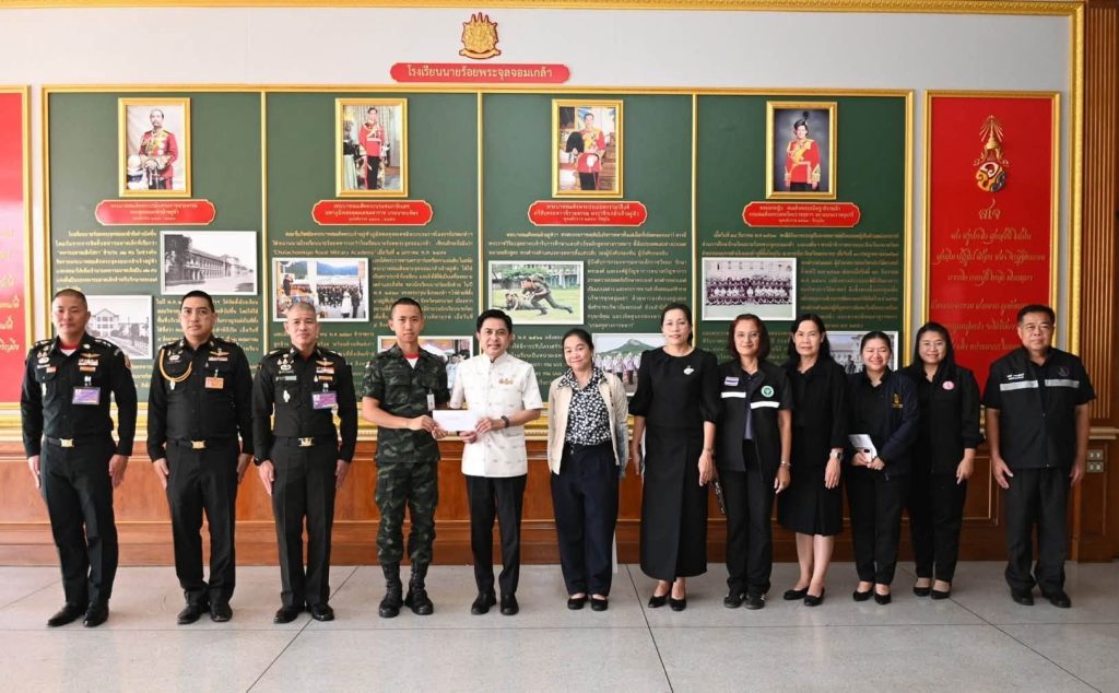พลตรี ศรัณย์ รอดบุญธรรม รองผู้บัญชาการโรงเรียนนายร้อยพระจุลจอมเกล้า พร้อมคณะผู้บังคับบัญชา ให้การต้อนรับ นายชานน วาสิกศิริ ผู้ว่าราชการจังหวัดนครนายก