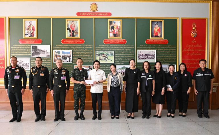 พลตรี ศรัณย์ รอดบุญธรรม รองผู้บัญชาการโรงเรียนนายร้อยพระจุลจอมเกล้า พร้อมคณะผู้บังคับบัญชา ให้การต้อนรับ นายชานน วาสิกศิริ ผู้ว่าราชการจังหวัดนครนายก