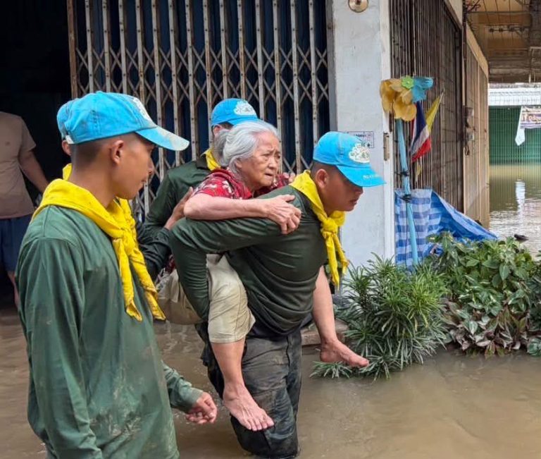 ศูนย์บรรเทาสาธารณภัย โรงเรียนนายร้อยพระจุลจอมเกล้า ระดมกำลังพลจิตอาสา พร้อมยานพาหนะ เร่งช่วยเหลือประชาชนผู้ประสบอุทกภัยในพื้นที่จังหวัดนครนายก