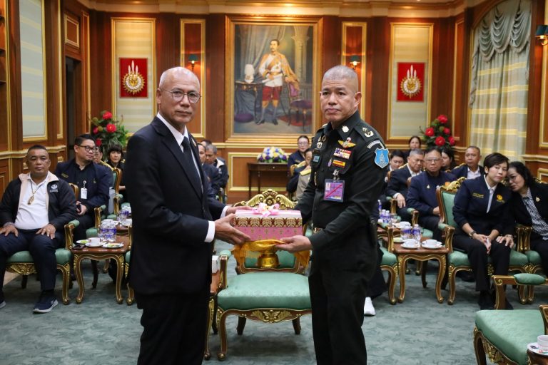 พลตรี ศรัณย์ รอดบุญธรรม รองผู้บัญชาการโรงเรียนนายร้อยพระจุลจอมเกล้า พร้อมคณะผู้บังคับบัญชา ให้การต้อนรับ คณะกรรมาธิการการทหารและความมั่นคงของรัฐ วุฒิสภา และคณะ