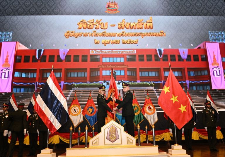 โรงเรียนนายร้อยพระจุลจอมเกล้า จัดพิธีรับ-ส่งหน้าที่ผู้บัญชาการโรงเรียนนายร้อยพระจุลจอมเกล้า ระหว่าง พลเอก อาจิณ ปัทมจิตร ที่ปรึกษาพิเศษกองทัพบก และผู้บัญชาการโรงเรียนนายร้อยพระจุลจอมเกล้า (ท่านเดิม) กับ พลโท ณัฏฐพงศ์ อัศวินวงศ์ ผู้บัญชาการโรงเรียนนายร้อยพระจุลจอมเกล้า (ท่านใหม่)