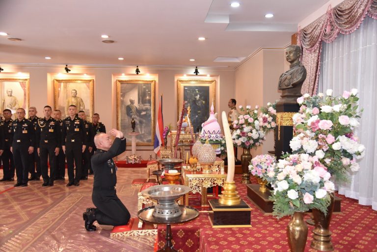 ผู้บัญชาการโรงเรียนนายร้อยพระจุลจอมเกล้า เป็นประธานในพิธีประดับเครื่องหมายตำแหน่ง “คฑาไขว้” และเครื่องหมายยศ